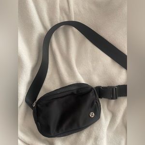 Lululemon black 1L everywhere belt bag